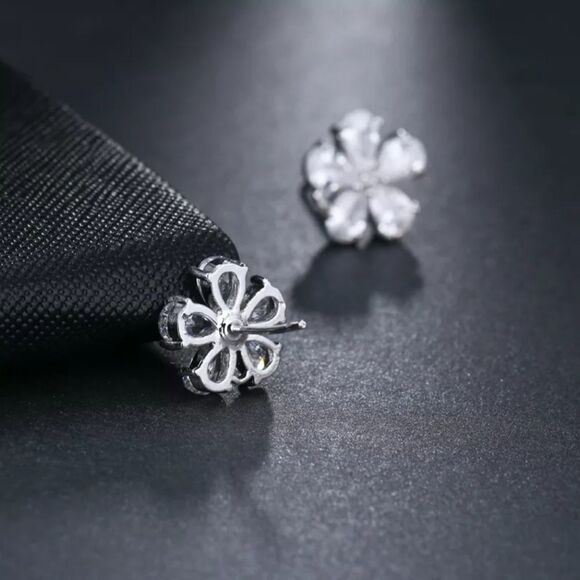 CUTE Flower AAA Cubic Zirconia Stud Earings - Picture 4 of 4